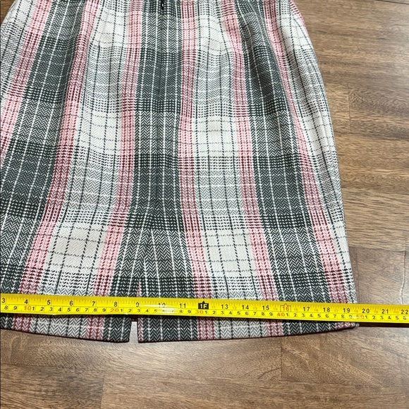 Talbots Wool Blend Skirt 10P. Fully Lined. Gray, pink, red. Like new. - Picture 6 of 8
